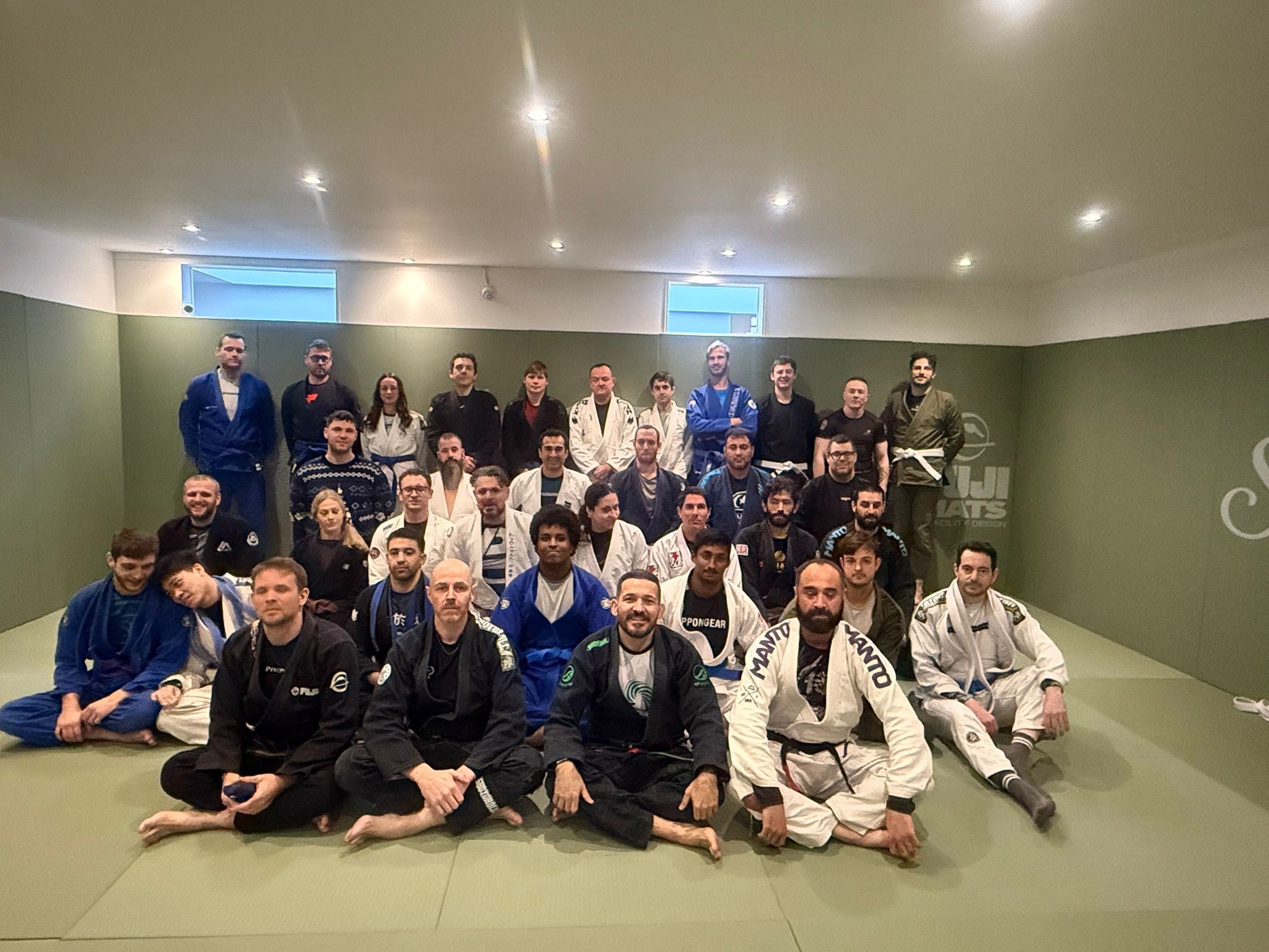 Wave BJJ class group photo